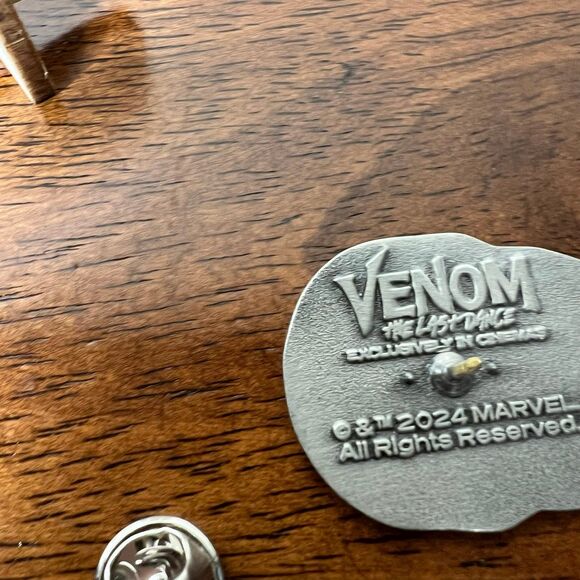 Cinemark Venom: “The Last Dance” Venom Glow In The Dark PROMO PIN BADGE - Picture 6 of 10